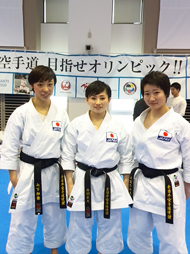 合格した女子団体形チーム。向かって左が山下紗葵選手、中央は森岡実久選手（関西学院ＯＧ）、 右が大野ひかる選手。