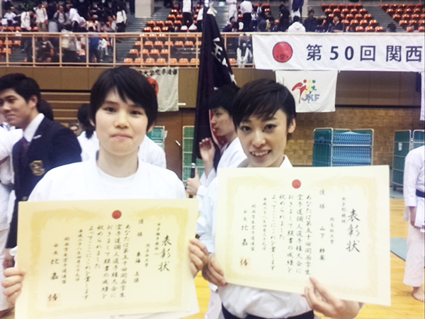 優勝した２名。女子組手５５ｋｇ以下級優勝の東海志保、女子形優勝の山下紗葵
