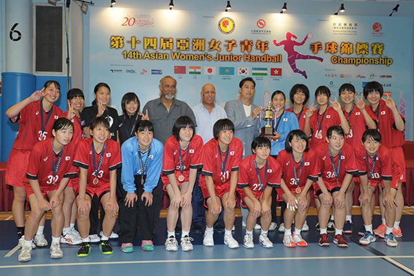 写真:試合日程と対戦結果、第3位の表彰カップと銅メダルを授与された日本チーム(後列右から3人目が西村美桜里選手)