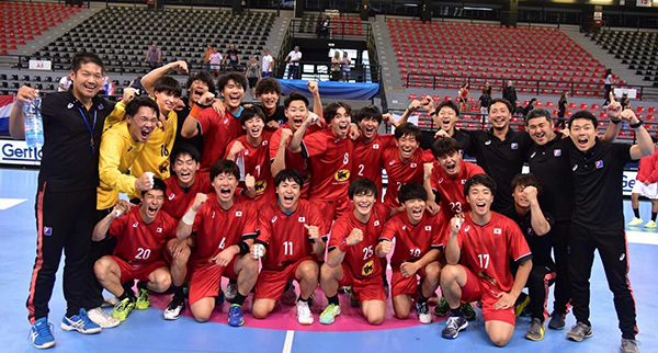 U-19男子ユース日本代表の写真（石濱GKは左から2人目）