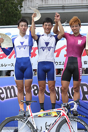 左から宇佐美、中西、早稲田大学の孫崎選手
